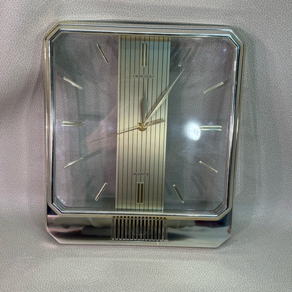 Heirloom Other - Heirloom Gold Wall Clock Chimes on House See Video Batteries Included